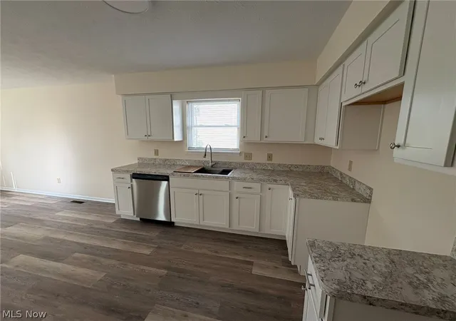 Photo 4 of Single family home for sale at 459 Hampton Dr, Elyria, OH 44035 | MLS# 5243232 | Listing updated on 2026-09-09