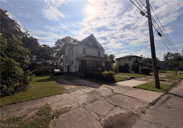 Photo 4 of Single family home for sale at 569 Edgewood Ave, Akron, OH 44307 | MLS# 5243198 | Listing updated on 2026-09-08