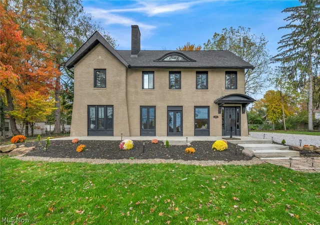 Photo 3 of Single family home for sale at 1555 W Market St, Akron, OH 44313 | MLS# 5243081 | Listing updated on 2026-09-10