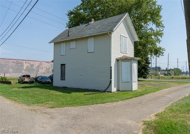 Photo 3 of Single family home for sale at 1107 Market Ave S, Canton, OH 44707 | MLS# 5240306 | Listing updated on 2026-10-07