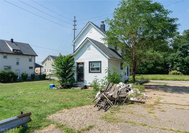 Photo 3 of Single family home for sale at 1002 Cleveland Ave Sw, Canton, OH 44707 | MLS# 5240233 | Listing updated on 2026-10-07