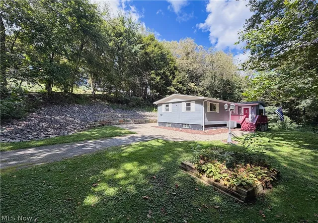 Photo 3 of Single family home for sale at 1929 Iris St, East Liverpool, OH 43920 | MLS# 5243319 | Listing updated on 2026-09-09