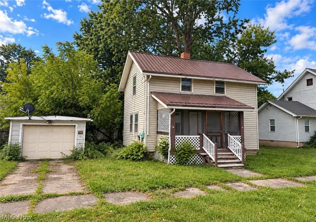 Single family home for sale at 1027 Buena Vista Ave NE, Warren, OH 44483 | MLS# 5242781
