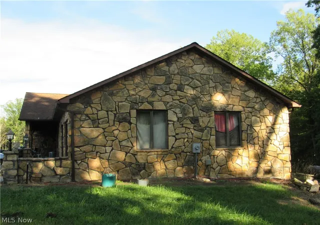 Photo 2 of Single family home for sale at 7672 Lanese Dr, Windsor, OH 44099 | MLS# 5243391 | Listing updated on 2026-09-11