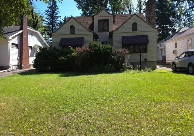 Single family home for sale at 2021 Felicia Ave, Youngstown, OH 44504 | MLS# 5243211