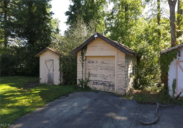 Photo 3 of Single family home for sale at 2021 Felicia Ave, Youngstown, OH 44504 | MLS# 5243211 | Listing updated on 2026-09-09