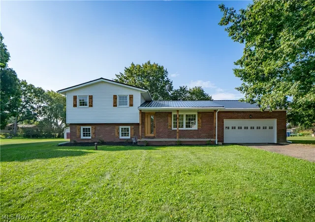 Photo 2 of Single family home for sale at 1232 Canyon St Ne, Uniontown, OH 44685 | MLS# 5242220 | Listing updated on 2026-10-05