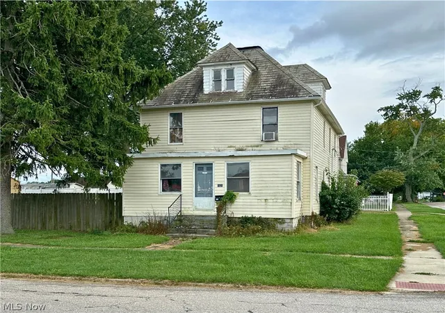 Photo 2 of Single family home for sale at 1628 W 10th Street, Ashtabula, OH 44004 | MLS# 5243282 | Listing updated on 2026-09-09
