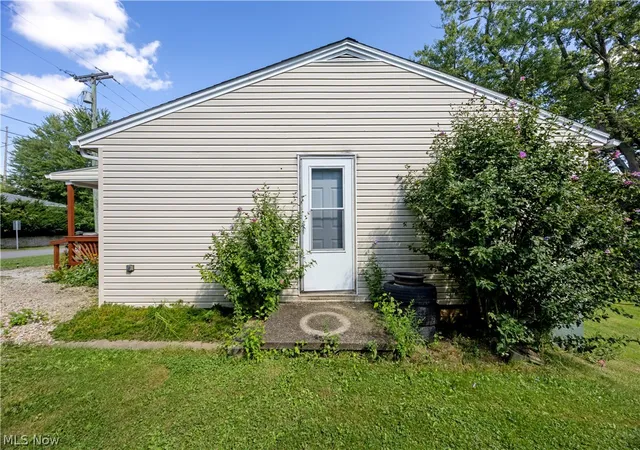 Photo 3 of Single family home for sale at 1073 Fir Dr, Mansfield, OH 44906 | MLS# 5241442 | Listing updated on 2026-09-21