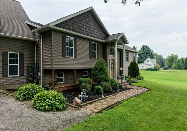 Photo 3 of Sale Pending at 9263 Manchester Ave Sw, Beach City, OH 44608 | MLS# 5242331 | Listing updated on 2026-10-03
