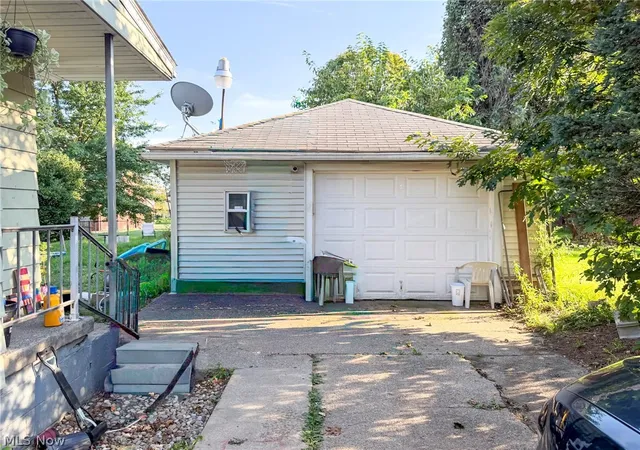 Photo 3 of Single family home for sale at 931 E Florida Ave, Youngstown, OH 44502 | MLS# 5243435 | Listing updated on 2026-09-10