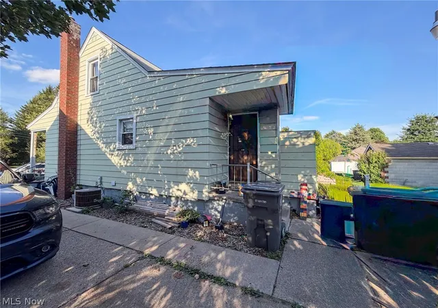 Photo 4 of Single family home for sale at 931 E Florida Ave, Youngstown, OH 44502 | MLS# 5243435 | Listing updated on 2026-09-10