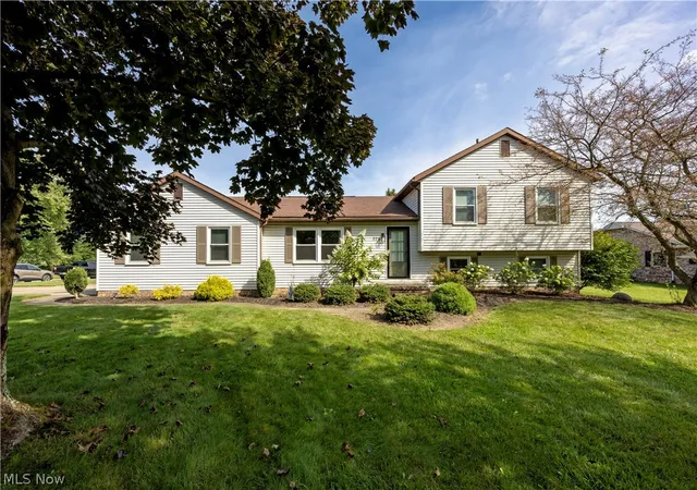 Photo 2 of Single family home for sale at 222 Tanglewood Dr, Dalton, OH 44618 | MLS# 5242867 | Listing updated on 2026-09-23