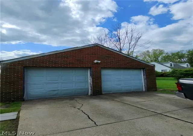 Photo 3 of Single family home for sale at 2156 Mcguffey Rd, Youngstown, OH 44505 | MLS# 5240908 | Listing updated on 2026-09-10