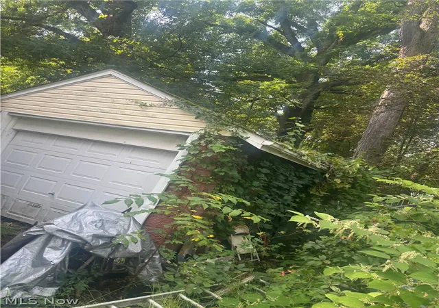 Photo 2 of Single family home for sale at 1556 Bryson St, Youngstown, OH 44505 | MLS# 5243658 | Listing updated on 2026-09-10