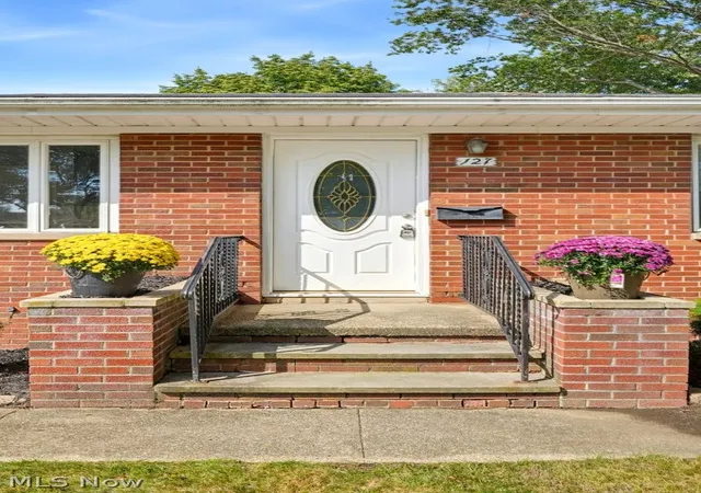 Photo 3 of Single family home for sale at 127 Alameda Ave, Cuyahoga Falls, OH 44221 | MLS# 5243685 | Listing updated on 2026-09-11