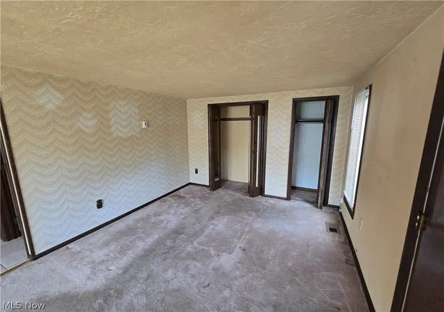 Photo 3 of Single family home for sale at 1221 Lake Ave, Aurora, OH 44202 | MLS# 5242493 | Listing updated on 2026-10-02