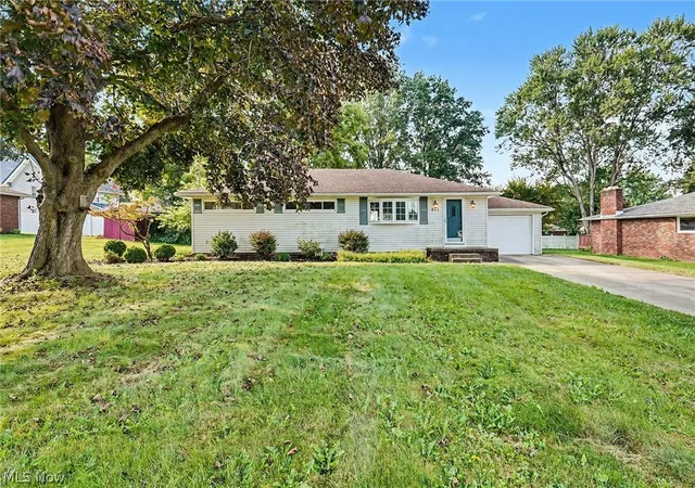 Photo 1 of Single family home for sale at 811 Leecrest St Nw, Massillon, OH 44646 | MLS# 5243770 | Listing updated on 2026-09-15