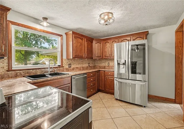 Photo 2 of Single family home for sale at 811 Leecrest St Nw, Massillon, OH 44646 | MLS# 5243770 | Listing updated on 2026-09-15