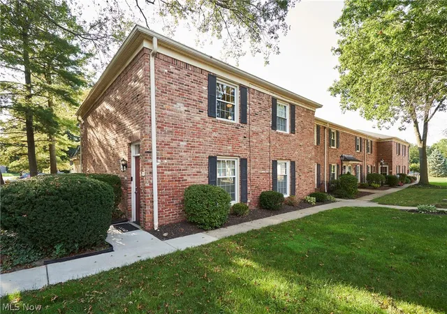 Condo for sale at 72 Nottoway Ct, Akron, OH 44313 | MLS# 5243062
