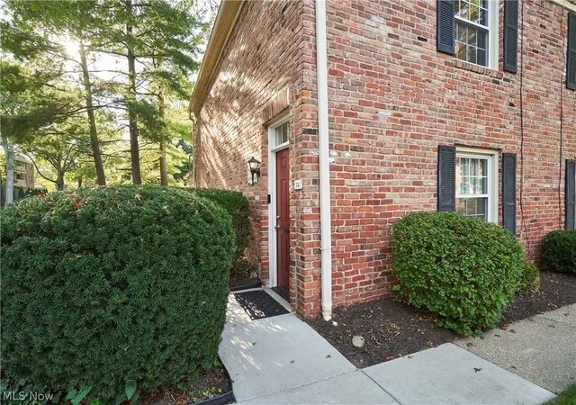 Photo 2 of Condo for sale at 72 Nottoway Ct, Akron, OH 44313 | MLS# 5243062 | Listing updated on 2026-09-10