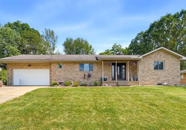 Single family home for sale at 3783 Cayugas Dr, Green, OH 44319 | MLS# 5243207