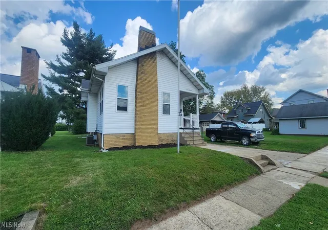 Photo 3 of Sale Pending at 319 Franklin St, Uhrichsville, OH 44683 | MLS# 5243300 | Listing updated on 2026-09-11