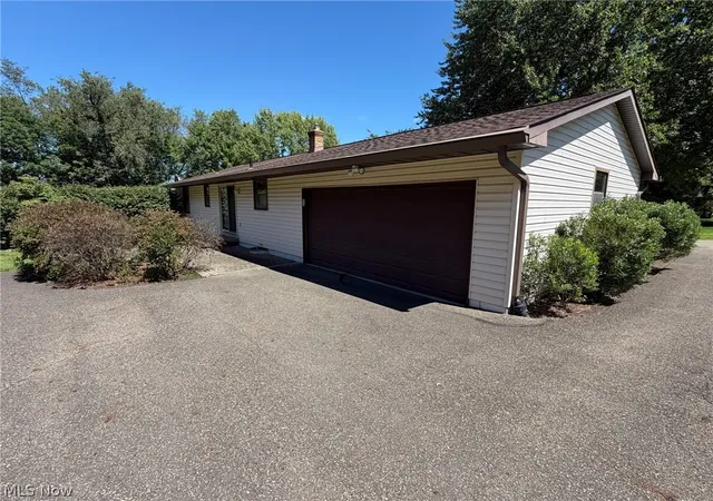 Photo 4 of Sale Pending at 6322 Chiltern Rd NW, Canal Fulton, OH 44614 | MLS# 5243870 | Listing updated on 2026-10-07
