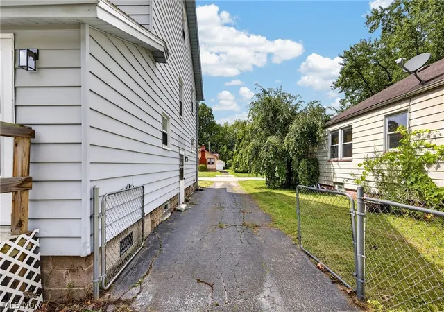 Photo 3 of Single family home for sale at 449 Kenilworth Ave Se, Warren, OH 44483 | MLS# 5243902 | Listing updated on 2026-09-27