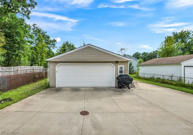 Photo 3 of Single family home for sale at 1175 Lloyd Ave, Aurora, OH 44202 | MLS# 5243800 | Listing updated on 2026-09-17