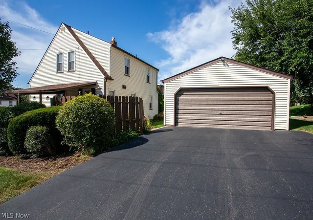 Photo 3 of Single family home for sale at 303 N Bentley Ave, Niles, OH 44446 | MLS# 5243210 | Listing updated on 2026-09-18