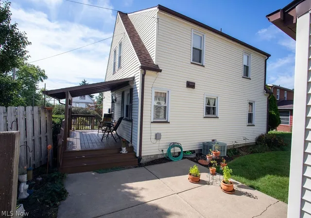 Photo 3 of Single family home for sale at 303 N Bentley Ave, Niles, OH 44446 | MLS# 5243210 | Listing updated on 2026-09-18