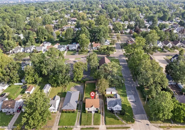 Photo 2 of Single family home for sale at 827 Davies Ave, Akron, OH 44306 | MLS# 5243023 | Listing updated on 2026-09-11