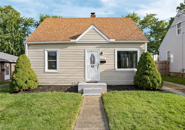 Photo 3 of Single family home for sale at 827 Davies Ave, Akron, OH 44306 | MLS# 5243023 | Listing updated on 2026-09-11