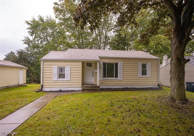 Photo 3 of Single family home for sale at 1208 Roslyn Ave, Akron, OH 44320 | MLS# 5243607 | Listing updated on 2026-09-11