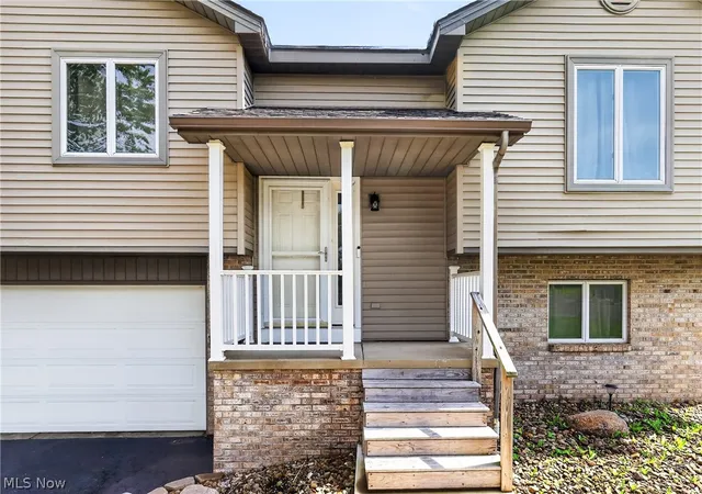 Photo 2 of Single family home for sale at 1064 Saul Dr, Hubbard, OH 44425 | MLS# 5244016 | Listing updated on 2026-09-28