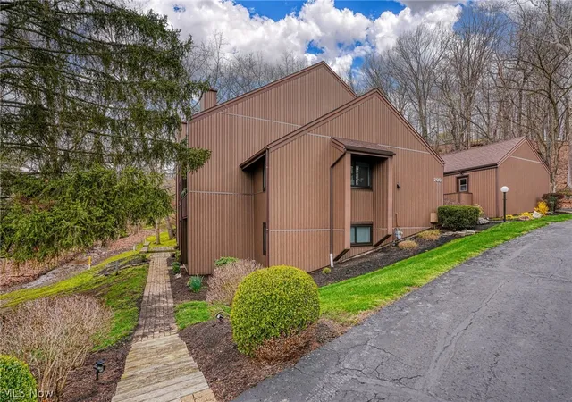 Photo 2 of Condo for sale at 700 Tall Oaks Ct, Newark, OH 43055 | MLS# 5243695 | Listing updated on 2026-09-11