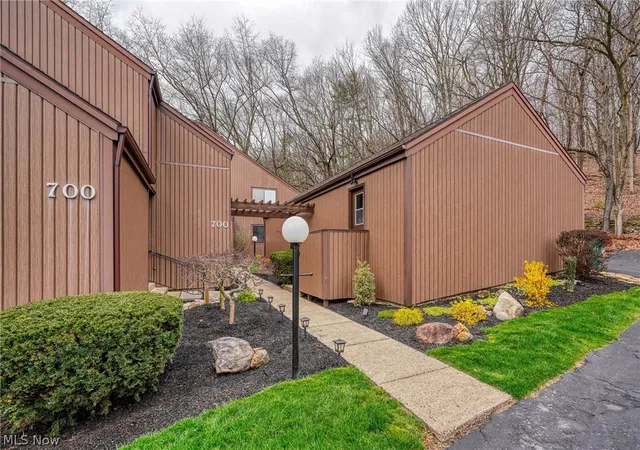 Photo 3 of Condo for sale at 700 Tall Oaks Ct, Newark, OH 43055 | MLS# 5243695 | Listing updated on 2026-09-21