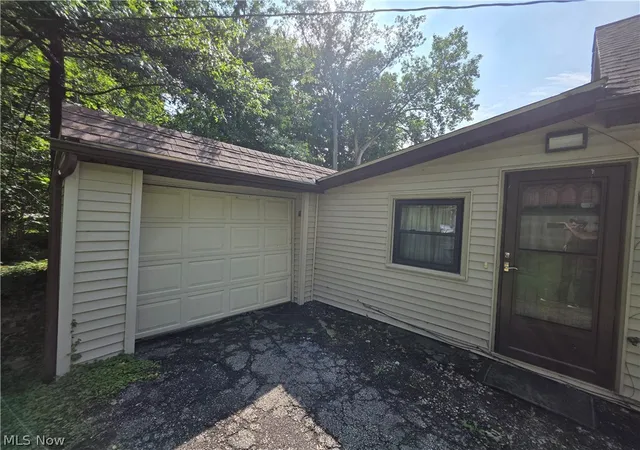 Photo 4 of Single family home for sale at 531 Robinwood Ave, Sheffield Lake, OH 44054 | MLS# 5244066 | Listing updated on 2026-10-03