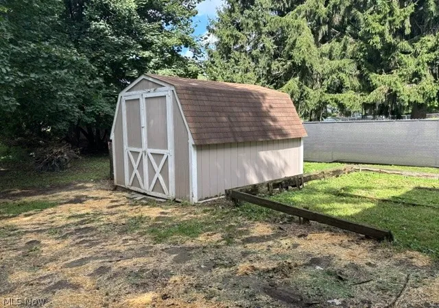 Photo 3 of Single family home for sale at 511 Elizabeth Ave Sw, Massillon, OH 44646 | MLS# 5244071 | Listing updated on 2026-09-16