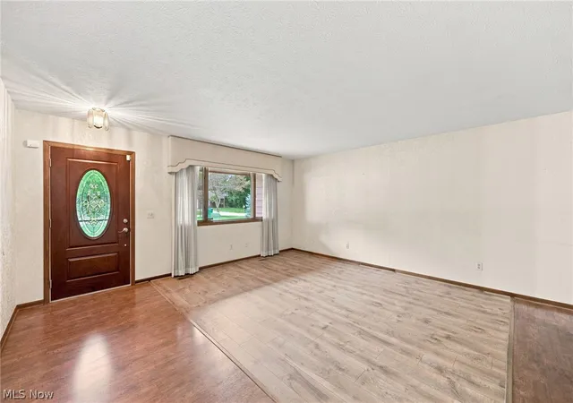 Photo 3 of Sale Pending at 8685 Old Village Ln, Mentor, OH 44060 | MLS# 5241724 | Listing updated on 2026-10-06