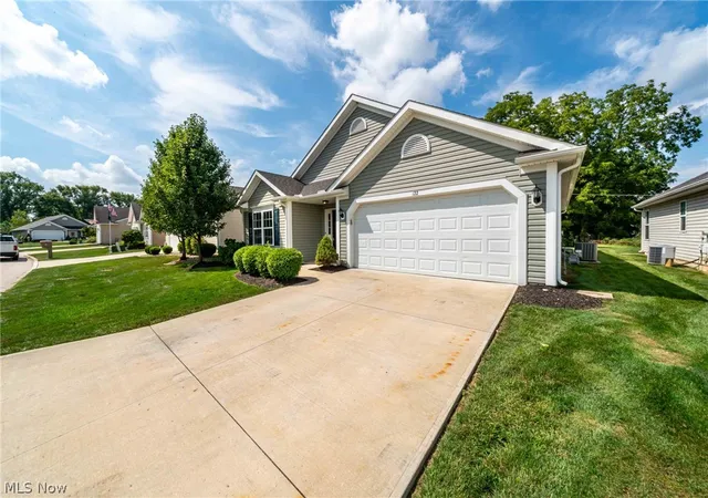 Photo 2 of Single family home for sale at 122 Haydens Arbor, Elyria, OH 44035 | MLS# 5243709 | Listing updated on 2026-09-11