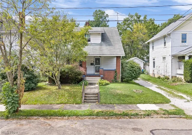 Photo 2 of Sale Pending at 667 S Mckinley Ave, Alliance, OH 44601 | MLS# 5241861 | Listing updated on 2026-09-28