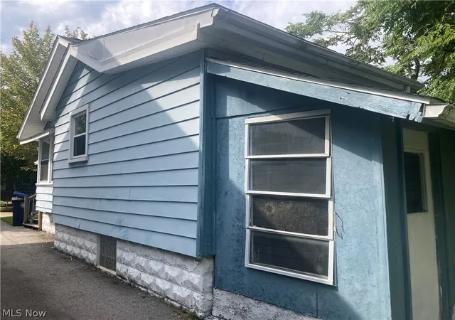 Photo 2 of Single family home for sale at 1227 Murray Ave, Akron, OH 44310 | MLS# 5244018 | Listing updated on 2026-09-11