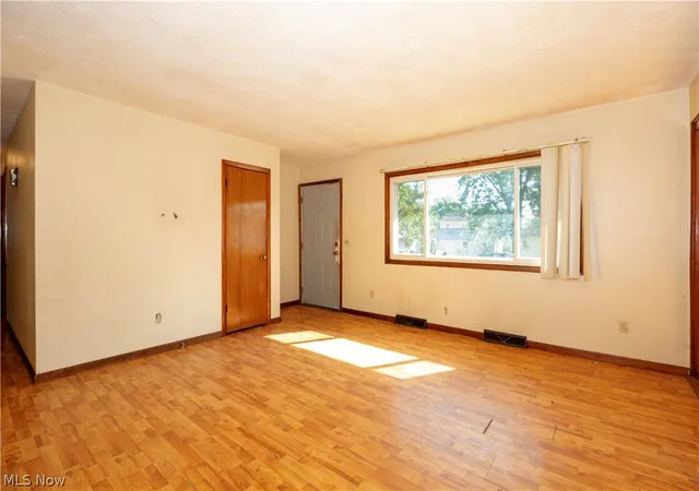 Photo 3 of Single family home for sale at 211 S Elm St, Orrville, OH 44667 | MLS# 5243252 | Listing updated on 2026-09-11