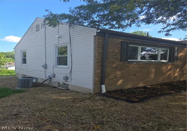 Photo 4 of Single family home for sale at 151 S Beverly Ave, Youngstown, OH 44515 | MLS# 5238863 | Listing updated on 2026-09-15