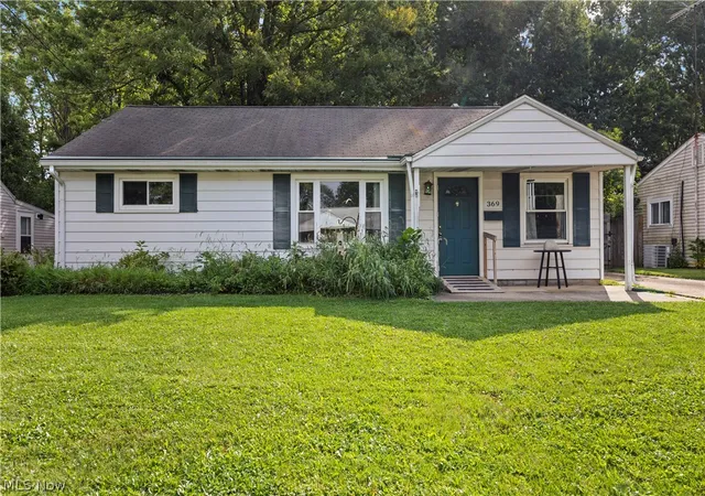 Photo 2 of Single family home for sale at 369 White Oak Dr, Elyria, OH 44035 | MLS# 5243914 | Listing updated on 2026-09-11