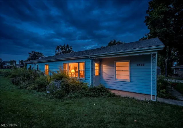 Photo 2 of Single family home for sale at 5565 Brentwood Ave Nw, North Canton, OH 44720 | MLS# 5241342 | Listing updated on 2026-09-16