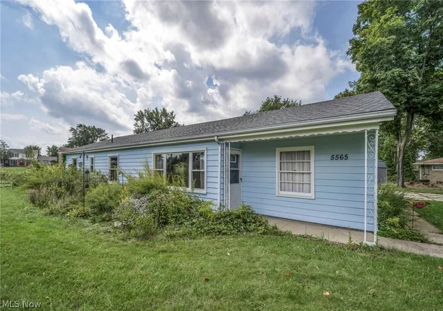 Photo 3 of Single family home for sale at 5565 Brentwood Ave Nw, North Canton, OH 44720 | MLS# 5241342 | Listing updated on 2026-09-16
