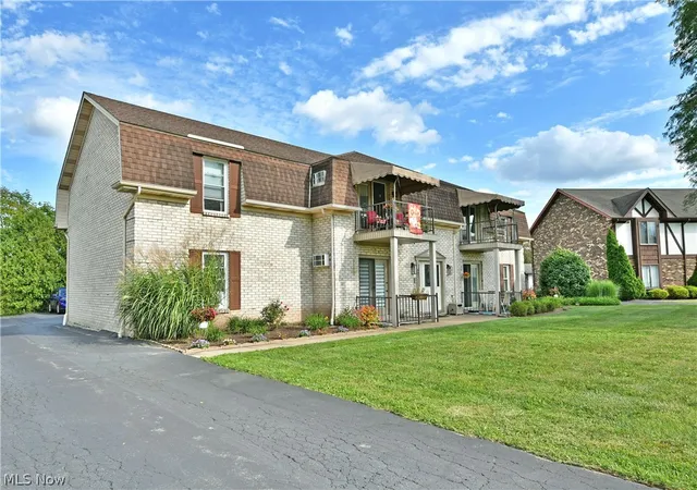 Photo 2 of Sale Pending at 882 Pearson Cir #1, Youngstown, OH 44512 | MLS# 5243130 | Listing updated on 2026-09-13